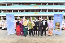 Majlis yang melibatkan semua warga mmpm ini telah berlangsung pada hari khamis , 7 jun 2018 bersamaan 22 ramadhan 1439h di dataran thobur maahad muhammadi pasir mas. Portal Rasmi Maik Majlis Penyerahan Wakaf Buku Menerusi Program Wakaf Pendidikan Maik Kepada Sekolah Maahad Muhammadi Perempuan Kota Bharu