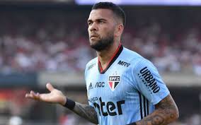 No dia 14 de agosto de 2013, no primeiro amistoso da seleção após o título, diante da suíça , o lateral marcou contra, o gol que daria a vitória aos europeus por 1. Batuque Rendeu Confira Polemicas Da Carreira De Daniel Alves Galerias