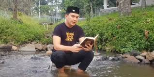 Saya aldi taher mendeklarasikan diri, bismillahirrahmanirrahiim, insyaallah maju jadi presiden amerika serikat. Nama Aldi Taher Jadi Trending Banjir Kritikan Karena Posting Video Ngaji Di Berbagai Tempat Kapanlagi Com