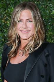 Her father is greek, and her mother was of english, irish, scottish, and italian descent. Lassen Sie Sich Von Jennifer Aniston Frisuren Im Jahr 2018 Inspirieren Trend Frisuren Stil