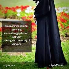 Berjalanya waktu dan mendekati akhir zaman, kalangan wanita perutama cewek abg memakai kerudung atau hijab tidak sesuai dengan ajaran islam. Muslimah Hijab Syar Gambar Wanita Berhijab Syar I Dari Belakang