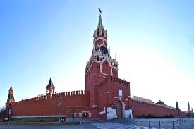 Московский кремль является крепостью в центре российской столицы. Moskovskij Kreml