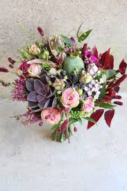 Bouquet De Mariee Violine Rose Bordeaux Plante Grasse Rose Branchuepavot Lisianthus Bouquet De Mariage Bouquet Mariee Mariage Elegant