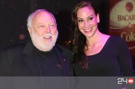 Andy vajna halálát követően tímea magába fordult, palácsik lilla úgy érezte, hogy elvesztették az özvegyet. Sokmillios Gyuruvel Lepte Meg Nejet Andy Vajna 24 Hu