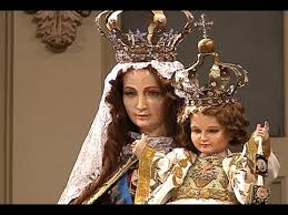 Virgen del carmen es el título dado a la santísima virgen maría en su papel de patrona de la orden carmelita. La Devocion Por La Virgen Del Carmen En Chile Youtube