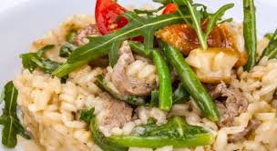 Alzate un po' il fuoco, fate rosolare per bene, salate, pepate e sfumate con il vino bianco. Risotto Con Carne Di Manzo E Rucola Con Pomodorini