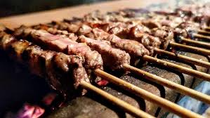 Gli arrosticini sono un cibo da strada tipico dell'abruzzo. 6qp7wqwxusgfhm