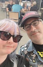 Hi, me and my friend are flying in from Sweden for next weeks show in  London. Anyone wants to meet up before the show for a drink or 5? 🥳