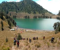 Dengan kendaraan jeep bromo menuju ranu pane. Liburan Indie Di Ranu Kumbolo Lumajang Jawa Timur Info Wisata Hits