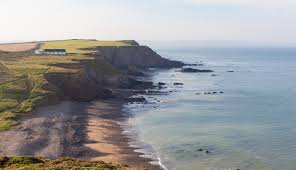 A Breathtaking Cliff Top Large Self Catering Beach House In North Cornwall Offering Large Luxury Accommodation Near Bud Luxury Cottage Beach House Holiday Home