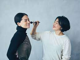 大人がメイクで 生き生きした肌 をつくる方法 水野未和子 松本千登世 メイクアップアーティスト水野未和子さん直伝 ディファインメイクで 自分の顔を好きになる 2021 顔 クロップドセーター シェイディング
