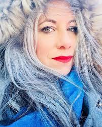 Choose eyeshadows with gold or warm brown tones. 50 Women Who Ditched Hair Dye And Look Beyond Awesome Bored Panda