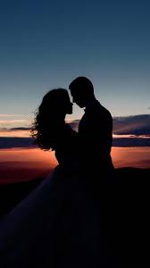Couple Romantic Sunset Silhouette In 2020 Sunset Silhouette Silhouette Photography Romantic Sunset