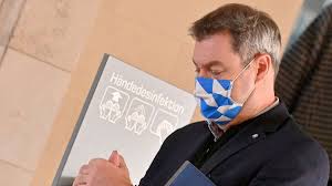 Seine neue farbenlehre sieht vor, dass in kreisfreien städten und landkreisen mit einer inzidenz von 100 neuinfektionen pro 100000 einwohner binnen sieben tagen bei veranstaltungen. Corona In Bayern Landesweiter Lockdown Noch Vermeidbar Soder Fallt Erste Entscheidung Bayern