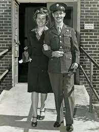 Here's where hacksaw ridge, out nov. The Hacksaw Ridge True Story Reveals That Desmond Doss Married Dorothy Schutte On August 17 1942 Before Going On Active Duty Desmond Firs ãŠç†±ã„ã®ãŒãŠå¥½ã ã‚±ãƒ¼ãƒ—ã‚¿ã‚¦ãƒ³