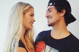 Yasmin brunet, mulher de gabriel medina, mostra detalhes de aliança de brilhantes de casamento. Yasmin Brunet Medina E Gabriel Medina Exibem Momentos Do Casamento Realizado No Havai