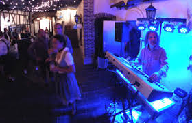 Um für ihre hochzeit die richtige location zu finden ist event inc genau das richtige. Alleinunterhalter In Deutschland Musiker Entertainer Sandro Hoffmann