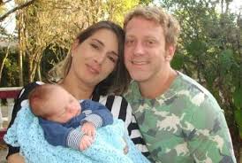 He has light brown hair. Sergio Hondjakoff O Cabecao Brinca Sobre 1Âº Dia Dos Pais Ficando Velho