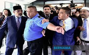 Ahli parlimen jelutong, s n rayer diperintahkan keluar dewan rakyat pada saat akhir sidang selepas enggan. Kecoh 2 Ahli Parlimen Umno Bertikam Lidah Di Lobi Parlimen Semasa Mstar