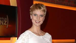 Mit ihrer beim umstyling erhaltenen blonden kurzhaarfrisur set. Gntm Gewinnerin Kim Plaudert Bei Markus Lanz Ubers Umstyling