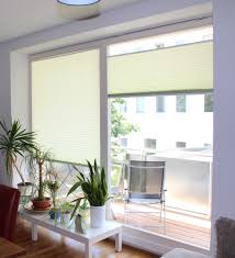 Plissees Als Fensterdeko Im Wohnzimmer Pleated Blinds As Window Decoration In A Living Room Green M Fensterdekoration Vorhange Wohnzimmer Grune Wohnzimmer