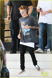 Justin Bieber Treats His Family To A Day At Disneyland Justin Bieber Family Time Disney Taylor Justin Bieber Outfits Justin Bieber Style Justin Bieber Family