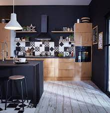 Un plan de travail en bois, du parquet noir, une. Idee Deco Osez Le Noir Sur Un Meuble Un Plafond Un Sol Cote Maison
