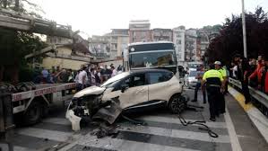 Kocaeli'de dün akşam meydana gelen otobüs kazasının güvenlik kamerası görüntüleri ortaya çıktı. Santralde Zincirleme Kaza 11 Arac Kocaeli Gazetesi