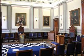 Seus encontros passaram a acontecer em salões, chamados de lojas, que geralmente ficavam sobre bares e tavernas das grandes cidades, onde a conversa continuava depois. O Que E A Maconaria E Por Que Ela Esta Rodeada De Misterio E Polemica Jornal Grande Bahia Jgb