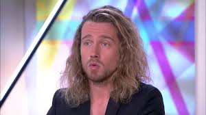 Tatouages de julien doré sur le bras des inscriptions énigmatiques partager sur facebook 150 whatsapp recevoir la newsletter ‹ › photo suivante› 6 mars 2016 pour le chanteur julien doré rencontré lors d'une de ses. Julien Dore Tatouages Vie A Deux Ses Confidences Etonnantes