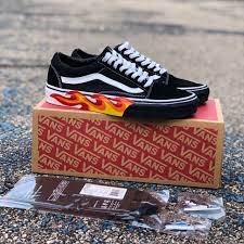Vans' latest flame wall iteration moves the old skool's iconic graphic from its side panel to the outsole, resulting in a subtle but very stylish update to the famous colorway. Vans Old Skool Flame On Fire Shopee Malaysia