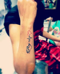 33 tatouage femme bras avec prenom from bridesmaidsincorporated.com. Tatouage Battement De CÅur Sens Caches Et Designs Modernes