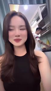 Huế Hoàng Mặc Đồ Pinky Trắng