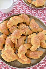 Hornchen Aus Hefe Murbeteig Rezept Rezept In 2020 Rezepte Lebensmittel Essen Murbeteig Rezept