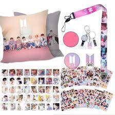 You can talk about other groups on here too not just bts. Llaveros 1 Bts Funda De Almohada 40 Tarjetas Lomo 12 Hojas Pegatinas 1 Cordon 1 Soporte Para Telefono 1 Llavero 2 Botones De Botones 2 Etiquetas Adhesivas De Tatuajes Juego De Regalo Bts Para Army Ropa Meinvita De