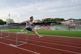 Juli, og drømmer om at karsten warholm (25) skal sette ny verdensrekord på 400 meter hekk. Warholm Smashes His Own One Year Old 300m Hurdles World Record Watch Athletics