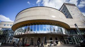 Vanmiddag behandelt de tweede kamer vanaf 16.00 uur het burgerinitiatief 'stop de hondenbelasting'. Pi De Bruijn Mag Eigen Tweede Kamer Gaan Verbouwen Nos