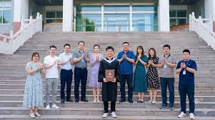 งานรับปริญญาสุดเหงา บัณฑิตจบเพียง 1 คน อาจารย์ 9 คนร่วมถ่ายภาพ ชาวเน็ตแห่ สงสัยเรียนสาขาอะไร?