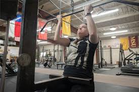 Starting Strength Coach Robert Santana Describes His Method For Getting Lifters To Their First Chin Up Using A Lat Pu Chin Up Lat Pulldown Machine Lat Pulldown