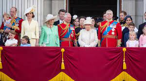In addition, she is the head of the commonwealth and supreme governor of the church of england. Geburtstagsparade Fur Die Queen Prinz Louis Ist Der Star Auf Dem Royalen Balkon Zdfheute