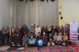 Khat islam, atau khat arab, ialah amalan penulisan berseni atau seni khat dan, secara tambahan, berkaitan dengan penjilidan1, di kawasan yang berkongsi warisan kebudayaan islam yang sama. Program Penghayatan Seni Warisan Islam Ppki Usim
