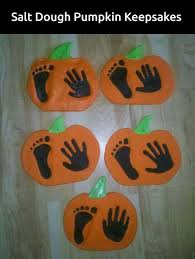 Cutest Salt Dough Hand Footprint Idea We Have Ever Seen For A Halloween Keepsake Halloween Dekoration Selber Machen Basteln Mit Kindern Herbst Baby Basteln