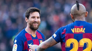 Hij stroomde in 2004 door vanuit de jeugdopleiding van fc barcelona, waar hij in november 2017 zijn contract verlengde tot medio 2021. Lionel Messi Heizt Geruchte An Nachricht An Vidal Sehen Uns Wieder