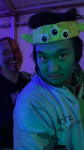 Miär präsentierid: Eysi Rumplibuäbä 🥁 Mike Fässler Michel Summermatter  Marco Trüssel Markus Barmettler Simon Spielhofer Fabio Kesseli Sven  Ferwerda Kevin Fässler Eb Tom-Chuchi, Hi-Hat-Chuchi oder Paike, sie gäbid  äues und ohni sie