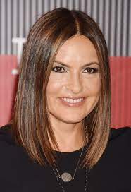 La donna in foto è ripresa da dietro, con la sua chioma castana in bella vista . Pin Su Acconciature