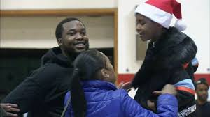 Meek mill told a group of kids to split a $20 bill that he gave them for water. Philadelphia Rapper Meek Mill Surprises 3 000 Local Kids With Toy Giveaway 6abc Philadelphia