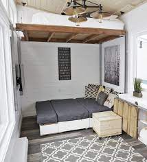 Two of the main reasons to buy a sleeper sofa are as a guest bed or to save space in a tiny home. Tiny And Small Houses Gemutlich Schlafen Im Tiny House 4 Geniale Losungen Tiny And Small Houses