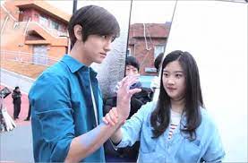 Se emitió en el canal de cable mnet del 21 de febrero al 14 de marzo de 2014 los viernes a las 23:00 durante 4 episodios. Changmin Dan Moon Ga Young Dalam Video Di Balik Layar Mimi