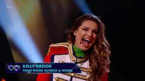 Welche 10 stars verstecken sich diesmal unter den aufwendigen kostümen? The Masked Dancer S Frog Confirmed As Kelly Brook In Double Elimination Mirror Online