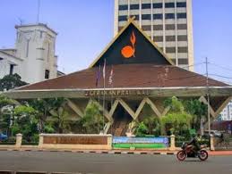 Selain baju dan bawahan (celana atau rok), seragam pramuka memiliki beberapa atribut atau kelengkapan, antara lain: Perbedaan Pramuka Siaga Penggalang Penegak Pramuka Solo